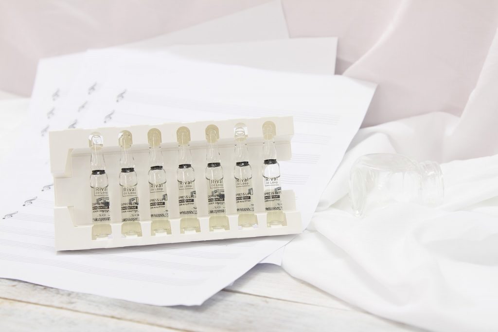 5 powodów, dla których warto sięgać po serum - FEMNEWS.pl serum do twarzy