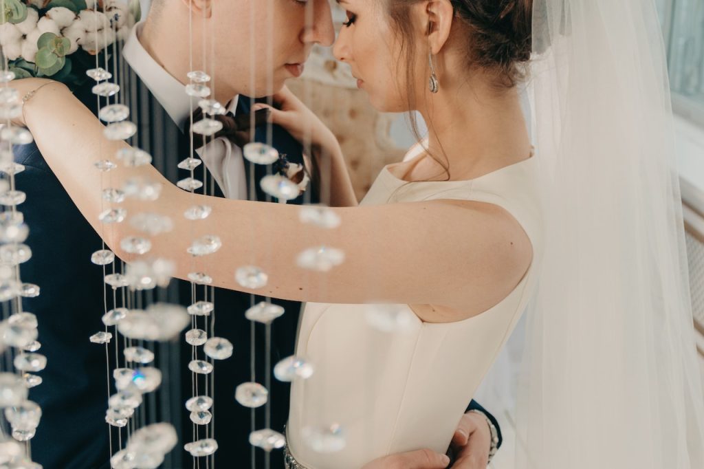 sukienka slubna kiedy zdecydowac sie na wypozyczenie