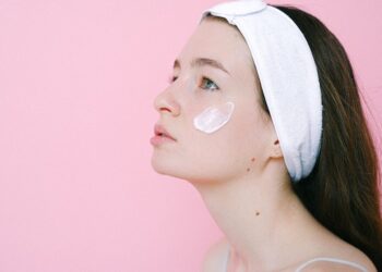 prawidlowe nakladanie kremu na twarz