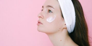 prawidlowe nakladanie kremu na twarz