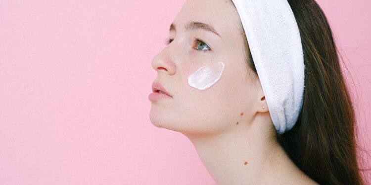 prawidlowe nakladanie kremu na twarz