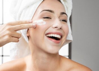 nawilzanie skory twarzy