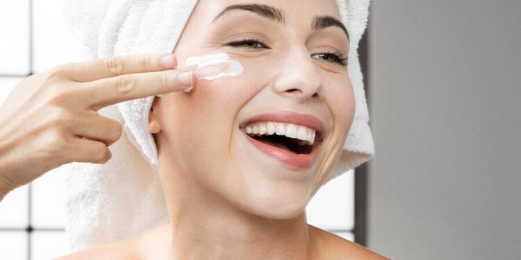 nawilzanie skory twarzy