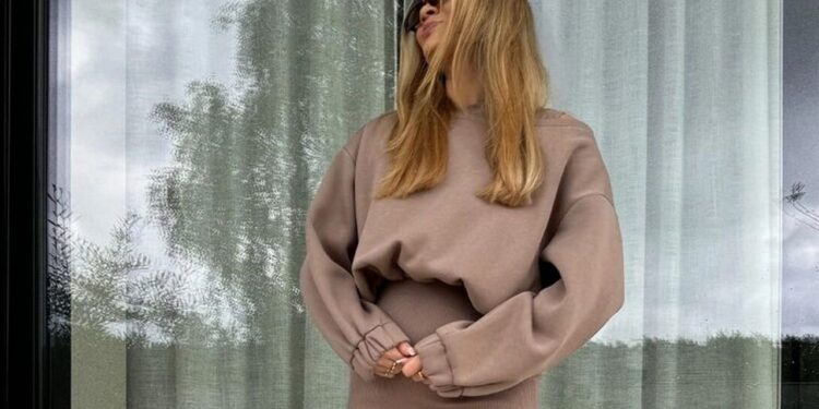 Jak nosić komplet dresowy damski na co dzień i nie tylko? Wygodnie, stylowo, z klasą! - FEMNEWS.pl dresowy komplet damski