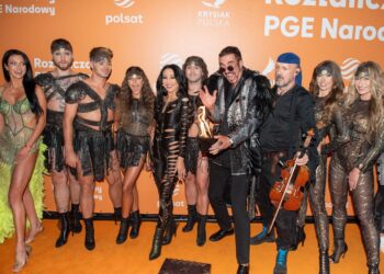 MAGIA I MUZYKA POŁĄCZYŁY SIŁY – JUSTYNA STECZKOWSKA LEWITUJĄCA NA PGE NARODOWYM DZIĘKI MARCINOWI MUSZYŃSKIEMU