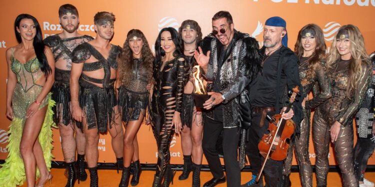 MAGIA I MUZYKA POŁĄCZYŁY SIŁY – JUSTYNA STECZKOWSKA LEWITUJĄCA NA PGE NARODOWYM DZIĘKI MARCINOWI MUSZYŃSKIEMU - FEMNEWS.pl MAGIA I MUZYKA POŁĄCZYŁY SIŁY – JUSTYNA STECZKOWSKA LEWITUJĄCA NA PGE NARODOWYM DZIĘKI MARCINOWI MUSZYŃSKIEMU