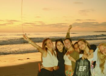 Zimowe wyjazdy językowe do ciepłych krajów – nauka w rytmie słońca