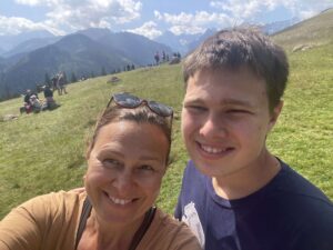 Życie w sinusoidzie. O dorastaniu w spektrum i systemie, który nie nadąża.