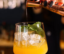 Polacy piją inaczej niż kiedyś: nie chcemy już „byle czego”. Ginnery Gin o tym, jak zmienia się polska kultura picia