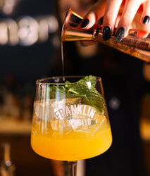 Polacy piją inaczej niż kiedyś: nie chcemy już „byle czego”. Ginnery Gin o tym, jak zmienia się polska kultura picia