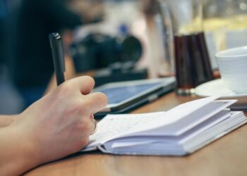 Najtańsza terapia na świecie! Długopis lepszy niż aplikacja? Jak notowanie wspiera mózg, gdy inni klikają czy scrollują?