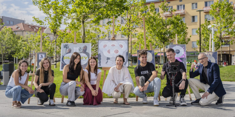 Smartfon w dłoni i… pogłębiające się kryzysy. Co dorośli przestali zauważać u dzieci? - FEMNEWS.pl Smartfon w dłoni i… pogłębiające się kryzysy. Co dorośli przestali zauważać u dzieci?