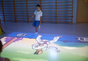 badania-potwierdzaja-polska-interaktywna-podloga-magiczny-dywan-kinebi-skutecznie-wspiera-funkcje-poznawcze-dzieci