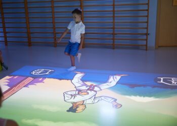 badania-potwierdzaja-polska-interaktywna-podloga-magiczny-dywan-kinebi-skutecznie-wspiera-funkcje-poznawcze-dzieci