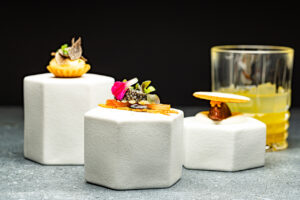 NAMIĘTNOŚĆ NA TALERZU: KULINARNA FILOZOFIA UWODZENIA WEDŁUG GWIAZDKOWEGO SZEFA KUCHNI