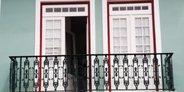 Balkon należy do mieszkania czy do wspólnoty? Od odpowiedzi zależy, kto zapłaci za remont