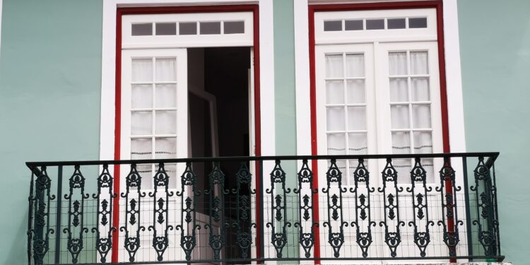 Balkon należy do mieszkania czy do wspólnoty? Od odpowiedzi zależy, kto zapłaci za remont - FEMNEWS.pl Balkon należy do mieszkania czy do wspólnoty? Od odpowiedzi zależy, kto zapłaci za remont