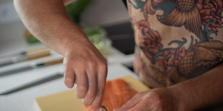 Sushi nie potrzebuje ośmiu składników. Dobry nóż potrzebuje ostrzenia, nie wymiany. Czego japońskie podejście może nauczyć nas o jakości? - FEMNEWS.pl Sushi nie potrzebuje ośmiu składników. Dobry nóż potrzebuje ostrzenia, nie wymiany. Czego japońskie podejście może nauczyć nas o jakości?